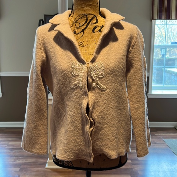 Alfred Dunner Jackets & Blazers - Alfred Dunner size L 100% wool jacket one latch closure and a beaded bow